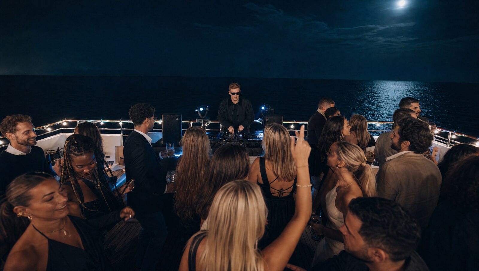 Rhums Event en prestation lors d'une soirée privée sur un yacht à La Réunion, clair de lune sur l'océan